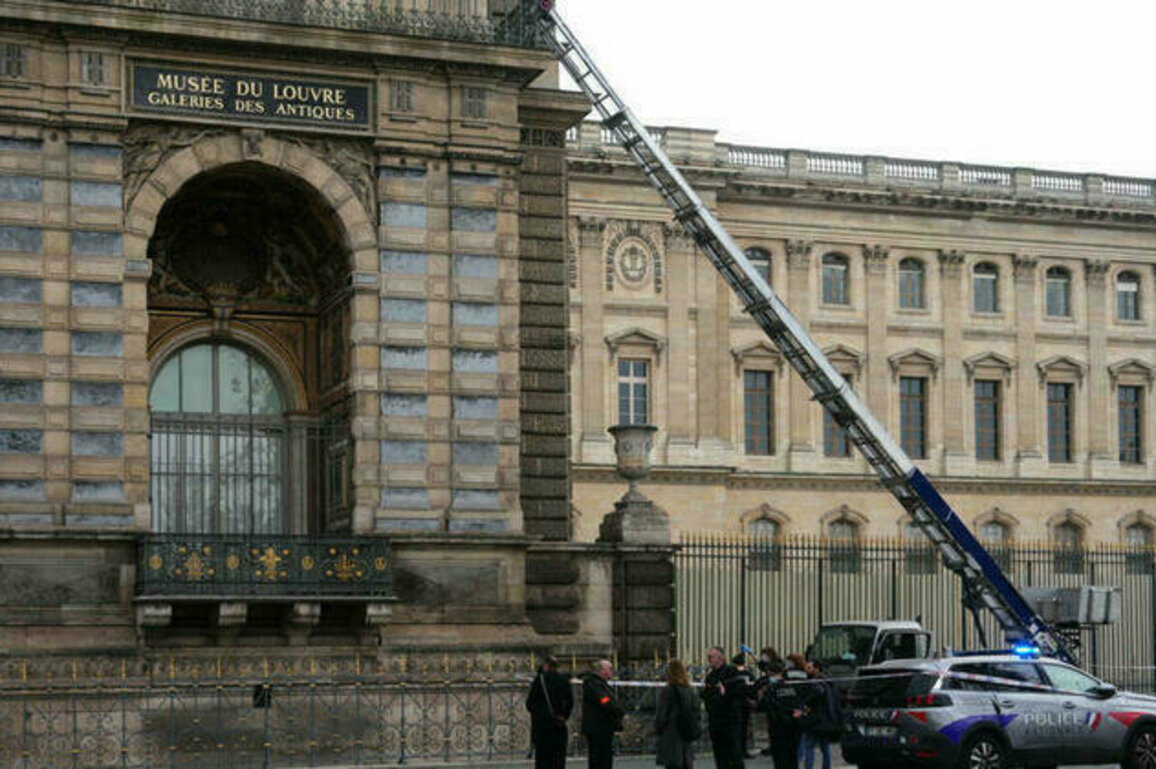 Thieves steal eight objects from the Louvre in daring daytime heist