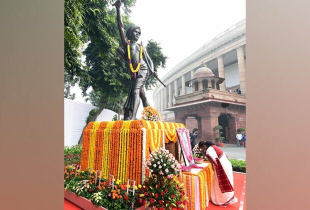 President Murmu pays floral tributes to Bhagwan Birsa Munda in parliament premises