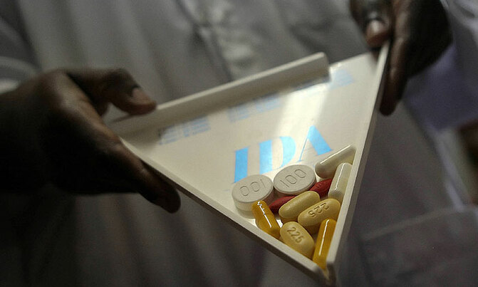 'Mini pill box' releases weekly dose of HIV drugs 'Mini pill box' releases weekly dose of HIV drugs