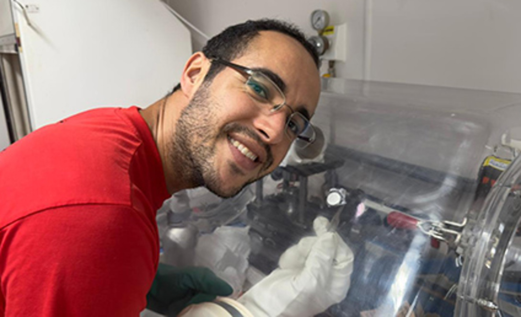 Pesquisador Samuel Bertolini e a bateria com catodo de flúor