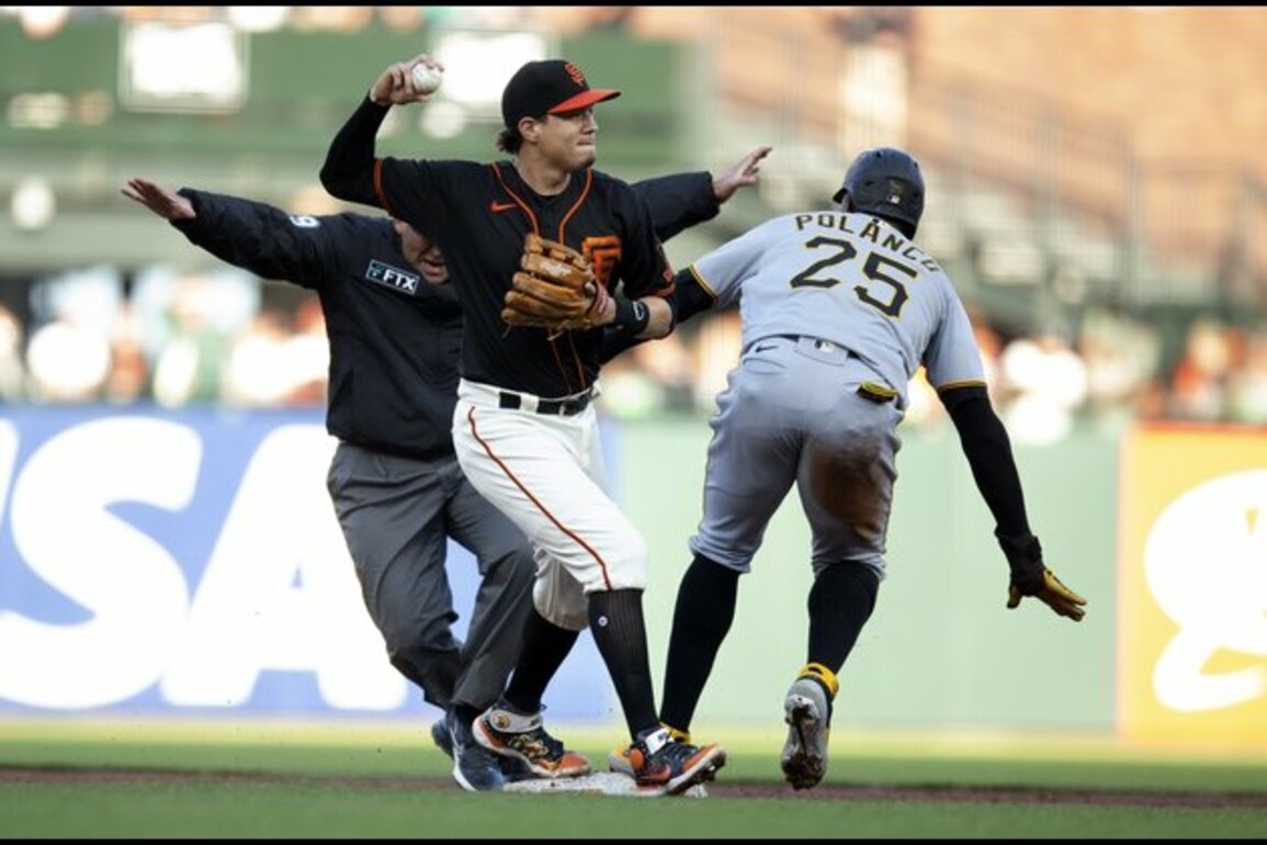 Pirates ring up 16 hits in rout of Giants