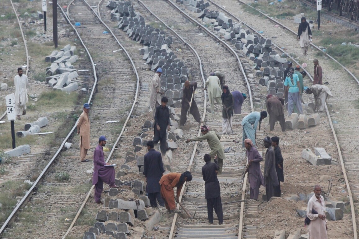 Railway unions slam collapse of Pakistan Railways, demand minister's removal