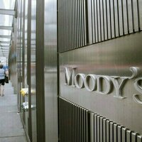 US on precipice of recession  Moodys