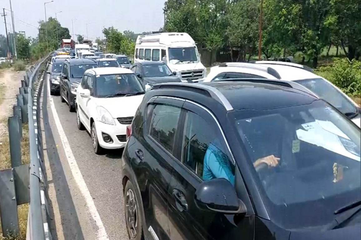 Travel season, weekend rush causes traffic chaos in Haridwar, Dehradun and surrounding highways
