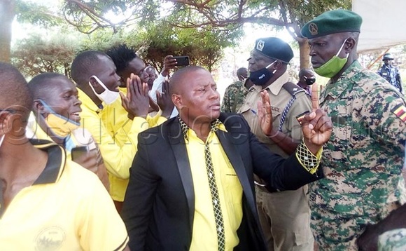 Amagye ne poliisi nga batangira abavubuka okukola effujjo. Amagye ne poliisi nga batangira abavubuka okukola effujjo.