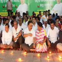 BJD hold 'Deepdaan' at Lingaraj Temple in Bhubaneswar, pray for Puri incident victim's recovery