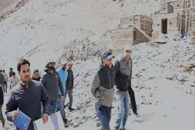 Uttarkashi District Magistrate reviews progress of ongoing construction works in Jadong village