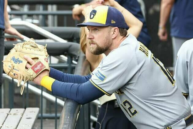 Brewers 1B Rhys Hoskins (thumb) expected to miss 'a few days'