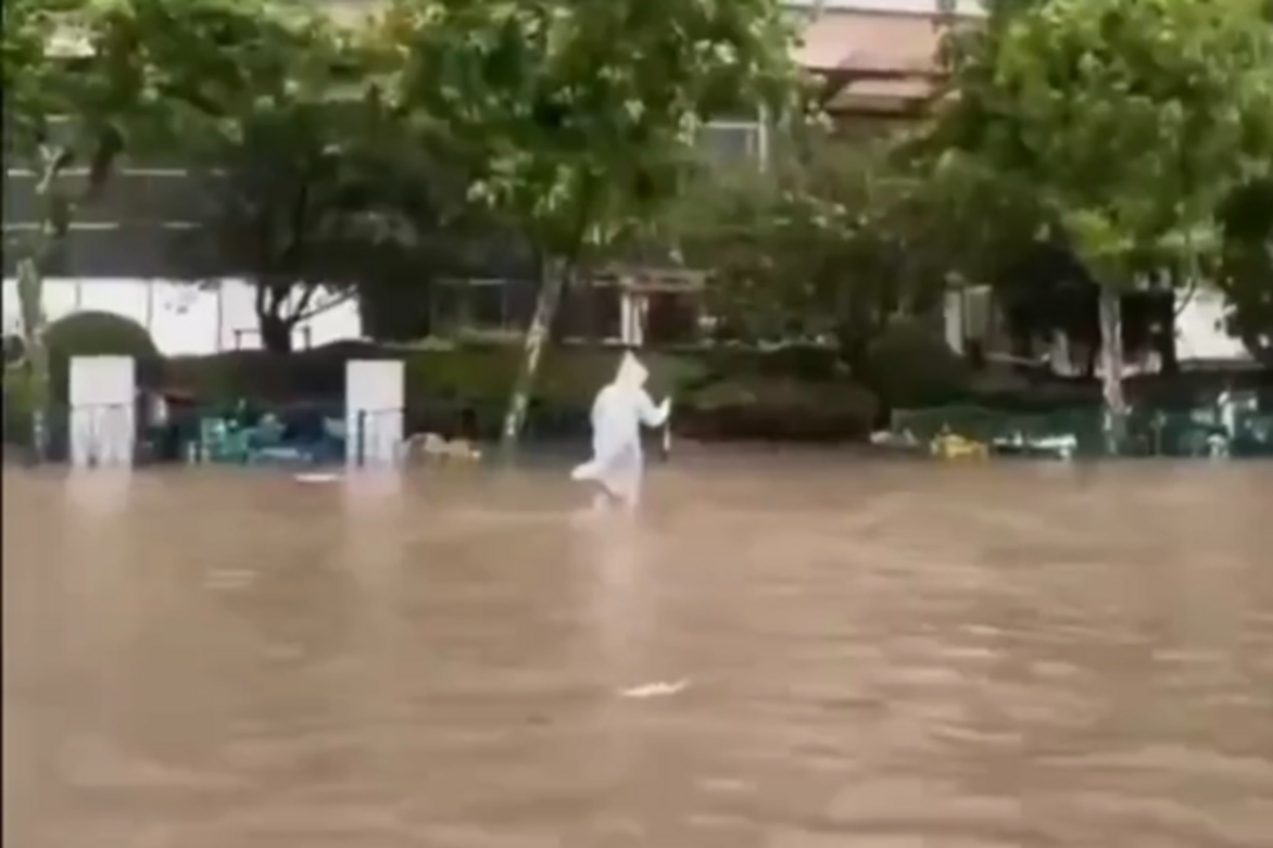 Shanghai streets submerged, strong winds, rain batter coastal China