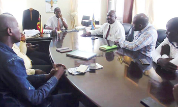 Abakungu ba NRM abakulembeddwa RDC Fred Bamwine mu ofiisi ya CAO, James Nkata Abakungu ba NRM abakulembeddwa RDC Fred Bamwine mu ofiisi ya CAO, James Nkata