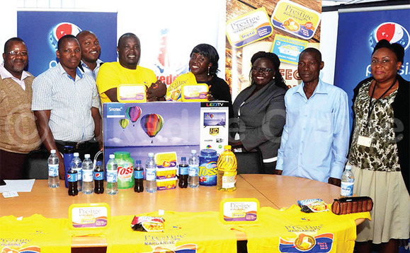 Nabuuma (wakati mu biddugavu) ne Kazibwe (ku kkono) nga bakutte Tv eyassiddwaawo aba Prestige Margarine egenda okuwangulwa anaasinga banne mu kufumba. Nabuuma (wakati mu biddugavu) ne Kazibwe (ku kkono) nga bakutte Tv eyassiddwaawo aba Prestige Margarine egenda okuwangulwa anaasinga banne mu kufumba.
