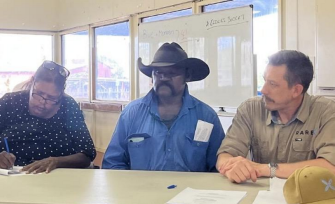 Jaru chairwoman Rosemary Carey (left) and deputy chairman Mark Gordon signing the agreement with James Durrant.