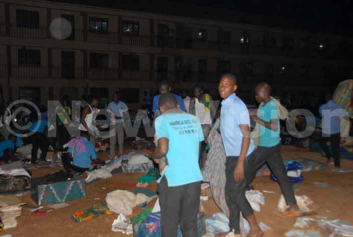  tudents at andela econdary in oima town rescuing their property after fire gutted their dormitory 