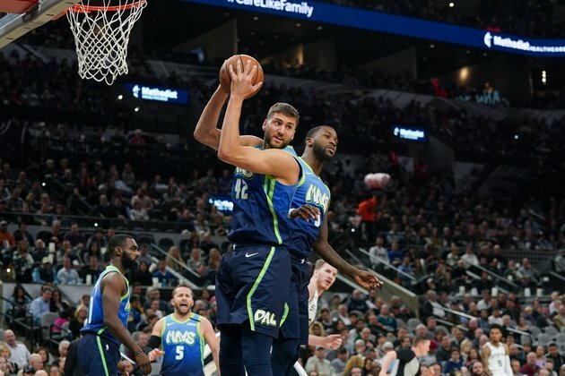 Doncic's triple-double lifts Mavericks past Spurs