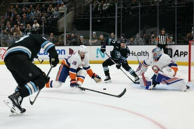 Rookie Matthew Schaefer notches OT game-winner as Isles edge Mammoth