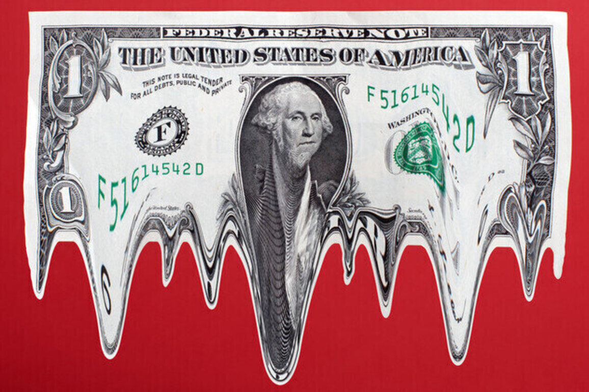 Traders placing record bets on dollar collapse  Bloomberg