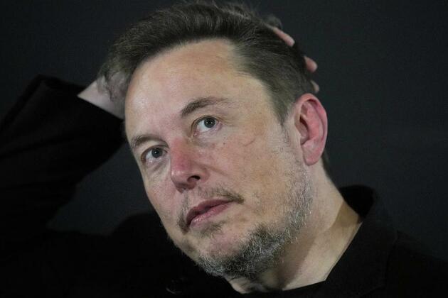 Musk chatbot&#39;s posts removed after it praises Hitler