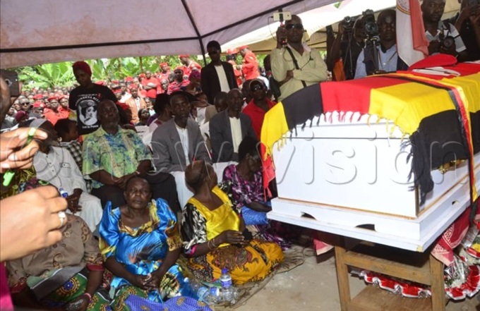   amily and friends of abukenya pay their last respects hoto by awrence ittata