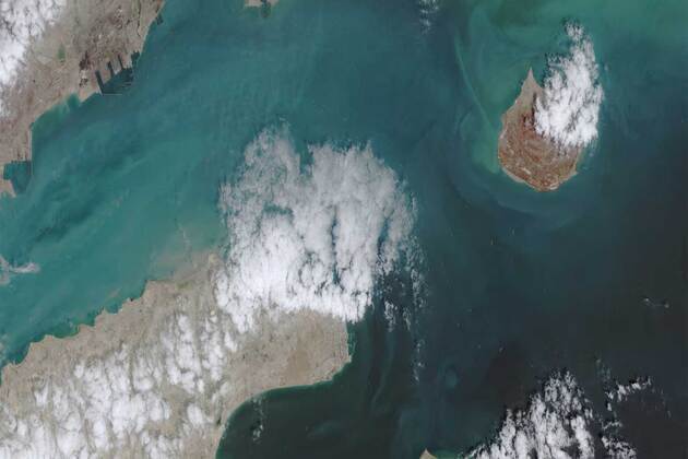 Iran, Oman agree on new entry, exit routes for Strait of Hormuz: Report