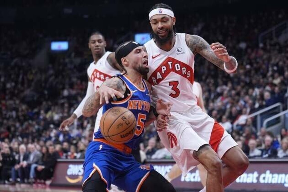 Knicks close out Raptors late to extend series win streak to 12