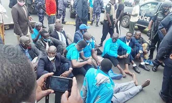 Amuriat (owookusatu ku ddyo) ne banne nga batudde mu luguudo wakati. Amuriat (owookusatu ku ddyo) ne banne nga batudde mu luguudo wakati.