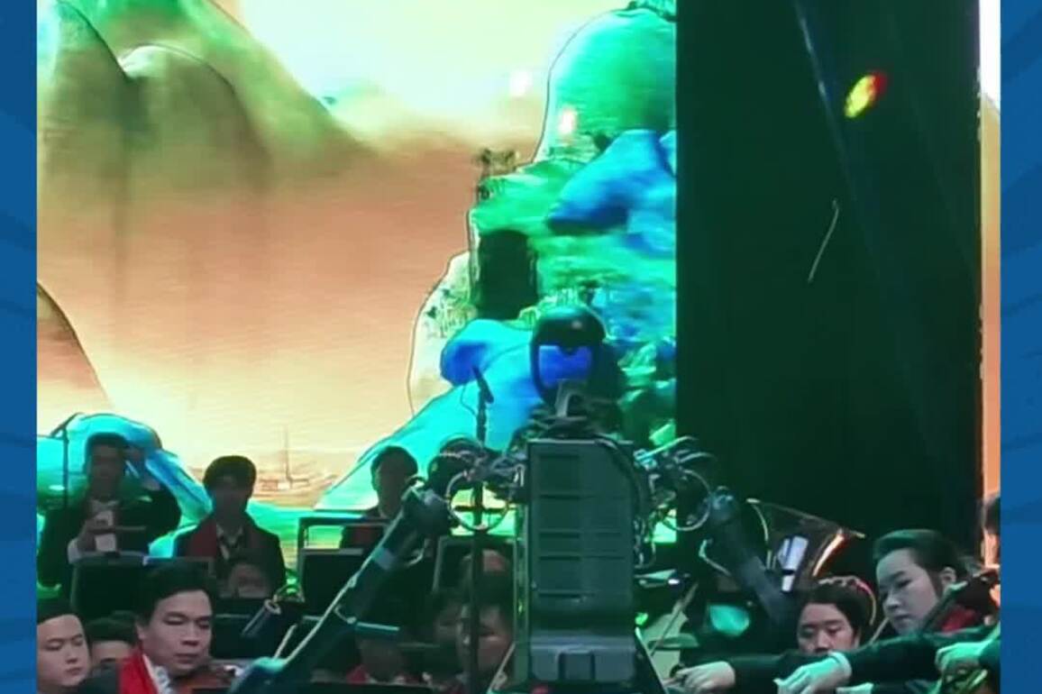 ChinaToday | Robot conductor leads orchestra in performing AI-composed piece