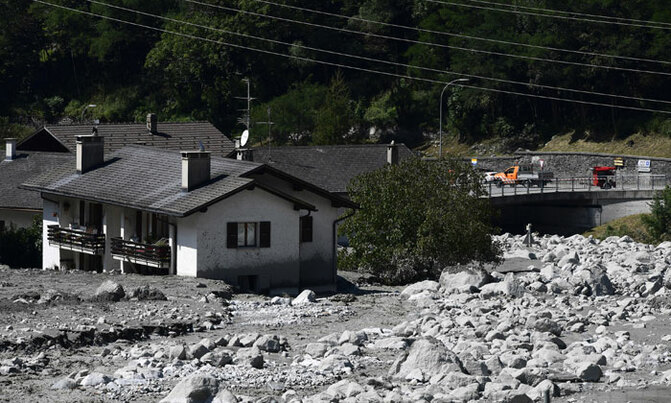 Eight missing after huge landslide in Swiss Alps Eight missing after huge landslide in Swiss Alps
