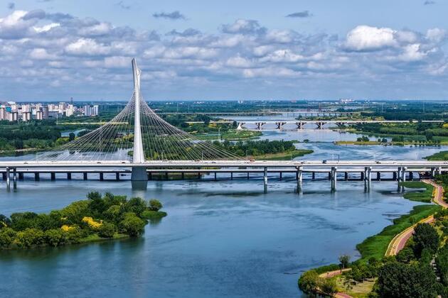 Interview: China's urbanization offers valuable experience for developing countries -- Azerbaijani expert