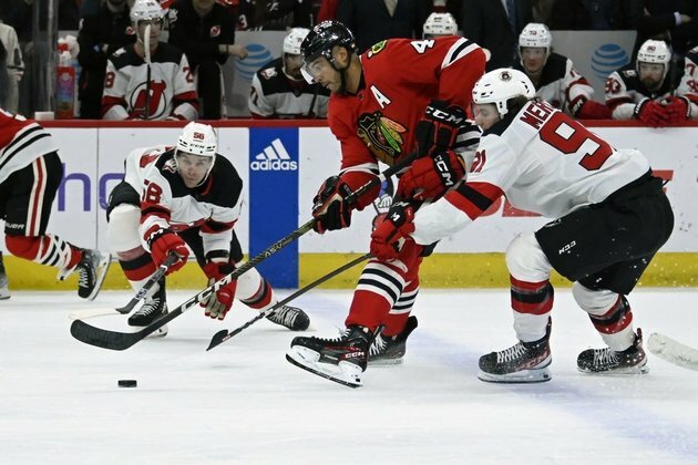 Devils pull away in 3rd for win over Blackhawks