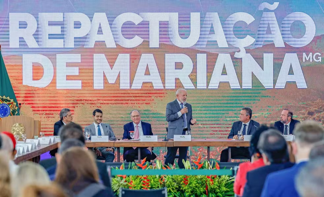 Presidente Lula discursa durante cerimônia de assinatura do acordo de Mariana Vale BHP Samarco Barragem