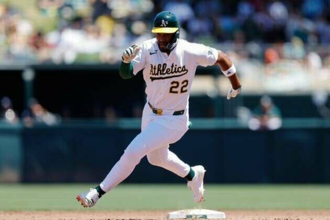Reds acquire IF/OF Miguel Andujar from A's