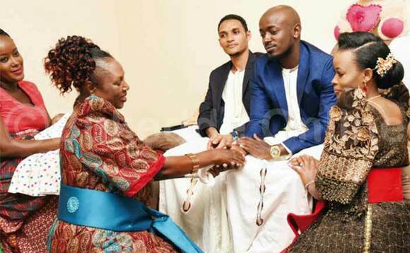 Ssenga wa Batenga ayitibwa Lilian Nassolo ng’alamusa ku YKee Benda. Ssenga wa Batenga ayitibwa Lilian Nassolo ng’alamusa ku YKee Benda.