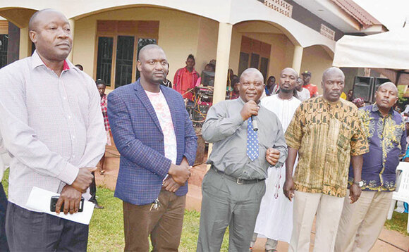 Ssaalongo Kabanda (akutte omuzindaalo) n’abamu ku b’agenda okukulembera nabo. Ssaalongo Kabanda (akutte omuzindaalo) n’abamu ku b’agenda okukulembera nabo.