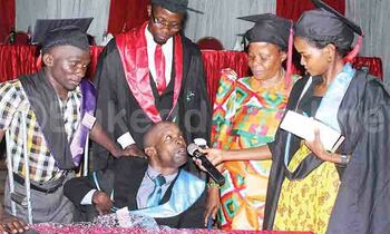 Ddiba nga yeebaza nnyina Naluggya ku mukolo. Yabadde ne banne bwe babadde basoma. Ddiba nga yeebaza nnyina Naluggya ku mukolo. Yabadde ne banne bwe babadde basoma.