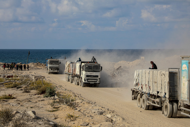 MIDEAST-GAZA CITY-ZIKIM CROSSING-TRUCKS