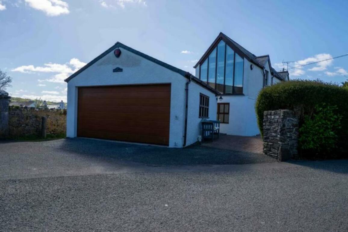Stunning architect-designed St Florence home for sale