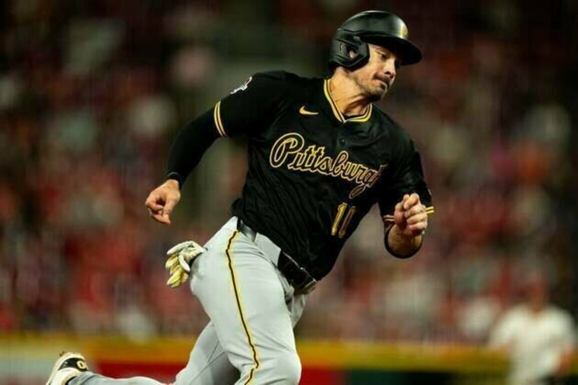 Pirates hurt Reds' playoff hopes with 11-inning victory