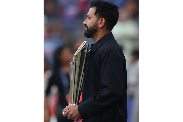 MS Dhoni, Rohit Sharma walks out with T20 WC Trophy in final