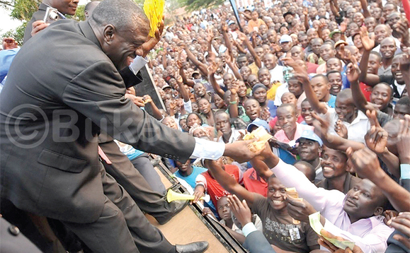 Abawagizi ba Besigye nga bamuwa ssente e Moroto zimuyambe ku mafuta. Abawagizi ba Besigye nga bamuwa ssente e Moroto zimuyambe ku mafuta.