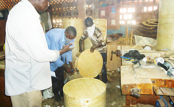 Oketch ng'alagirira abayizi engeri y'okukola fulasika mu mbaawo Oketch ng'alagirira abayizi engeri y'okukola fulasika mu mbaawo