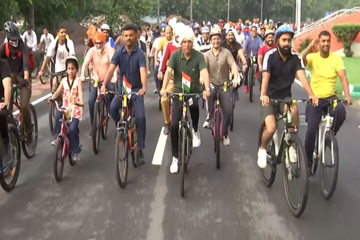Delhi: Sports Minister Mansukh Mandaviya participates in 'Fit India Sundays on Cycle' with Panchayat representatives