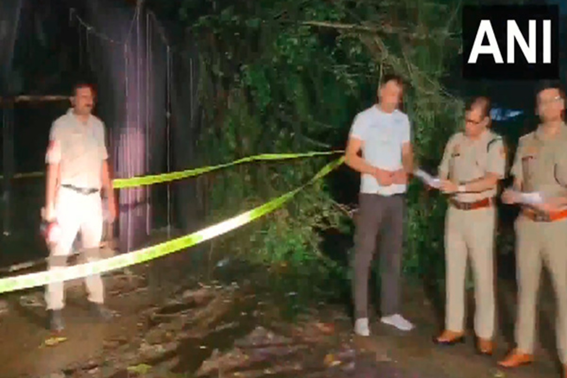 Delhi: Two wanted robbers injured in police encounter, stolen phone recovered