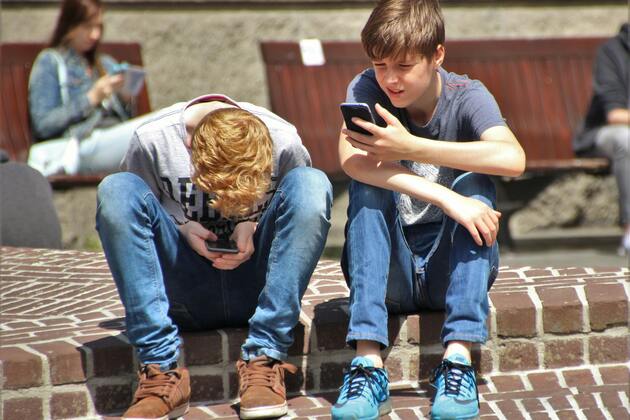 Youth offline for summer as Australia enforces social media ban