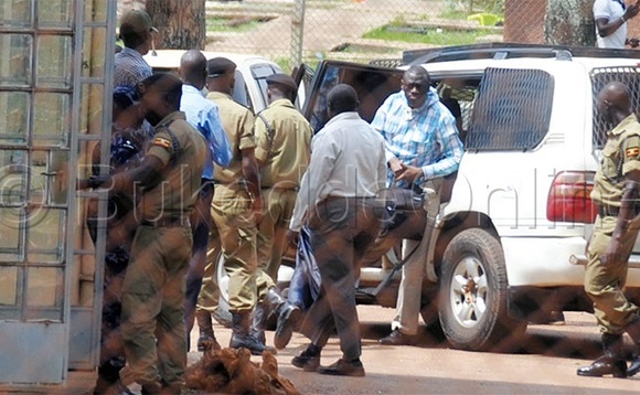 Ku poliisi e Nalufenya Besigye ye yeefulumizza mmotoka ate banne baabatutte tebalinnya. Ku poliisi e Nalufenya Besigye ye yeefulumizza mmotoka ate banne baabatutte tebalinnya.