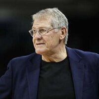 Geno Auriemma ties record as UConn stays No. 1