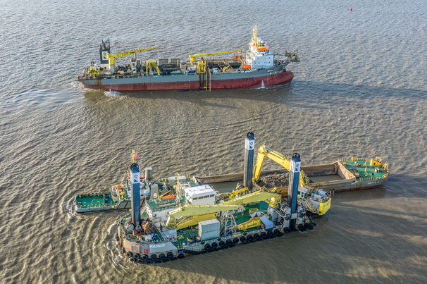 Boskalis TSHD Gateway and Backhoe dredger Magnor
