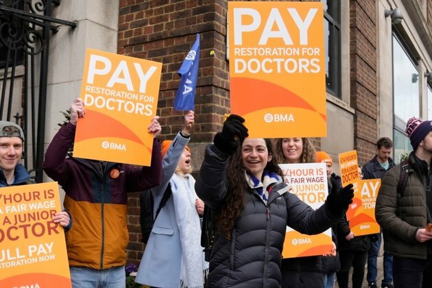 Nurses, Paramedics Reach Pay Deal to End England Strikes