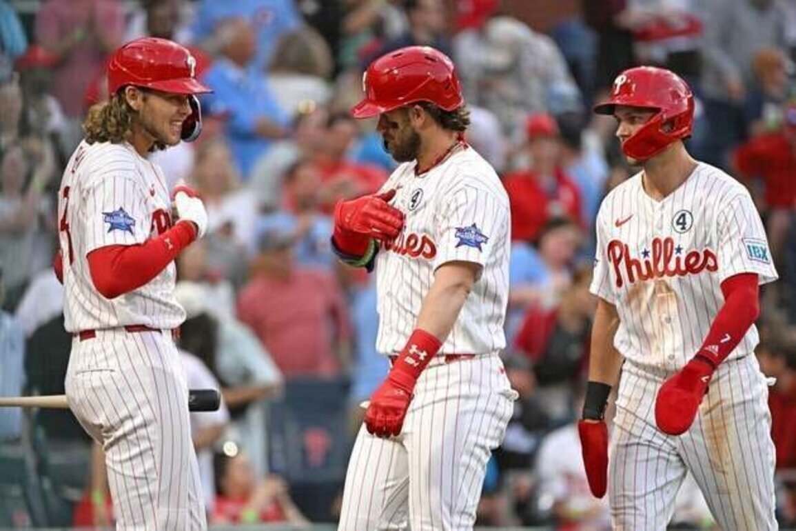 Bryce Harper homers as Phillies edge skidding Padres