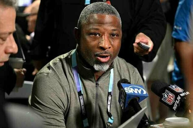 Jets Offseason Program Begins With Aaron Glenn at the Helm