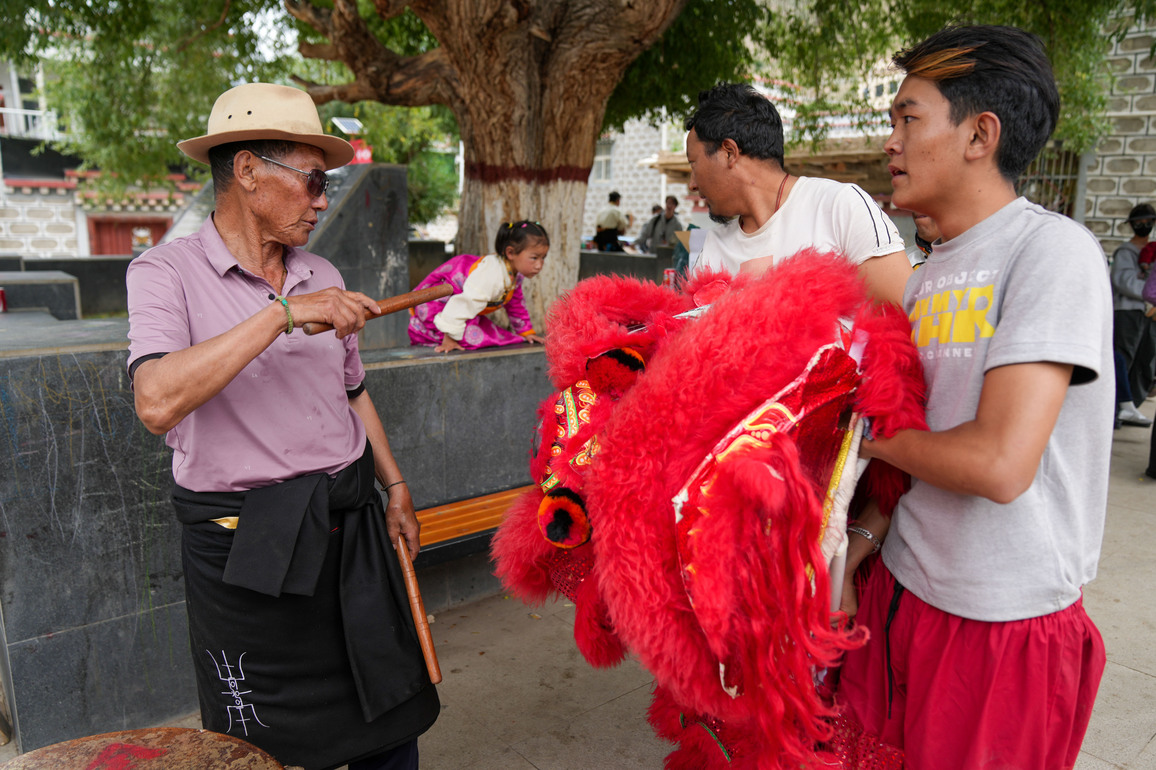 (InXizang) CHINA-XIZANG-QAMDO-LION DANCE (CN)